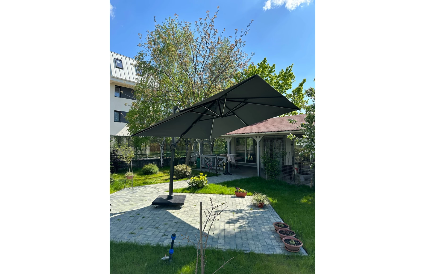 Umbrela de soare 3x3m pentru terasa si gradina, aluminiu, pliabila, culoare gri antracit, include suport de plastic